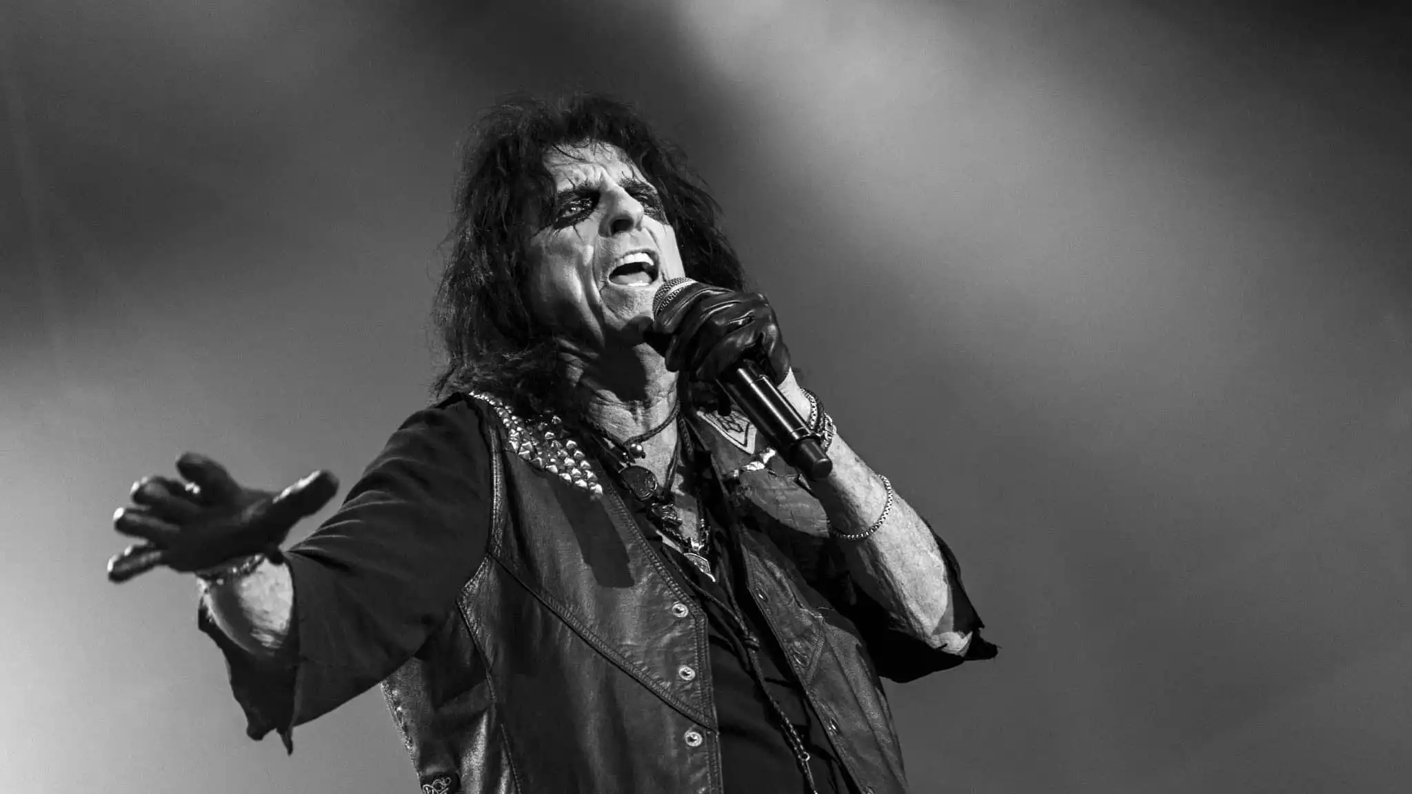 Watch and Download Alice Cooper: Brutally Live 1