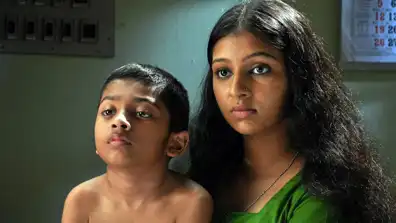 Watch and Download Raghuvinte Swantham Raziya 1